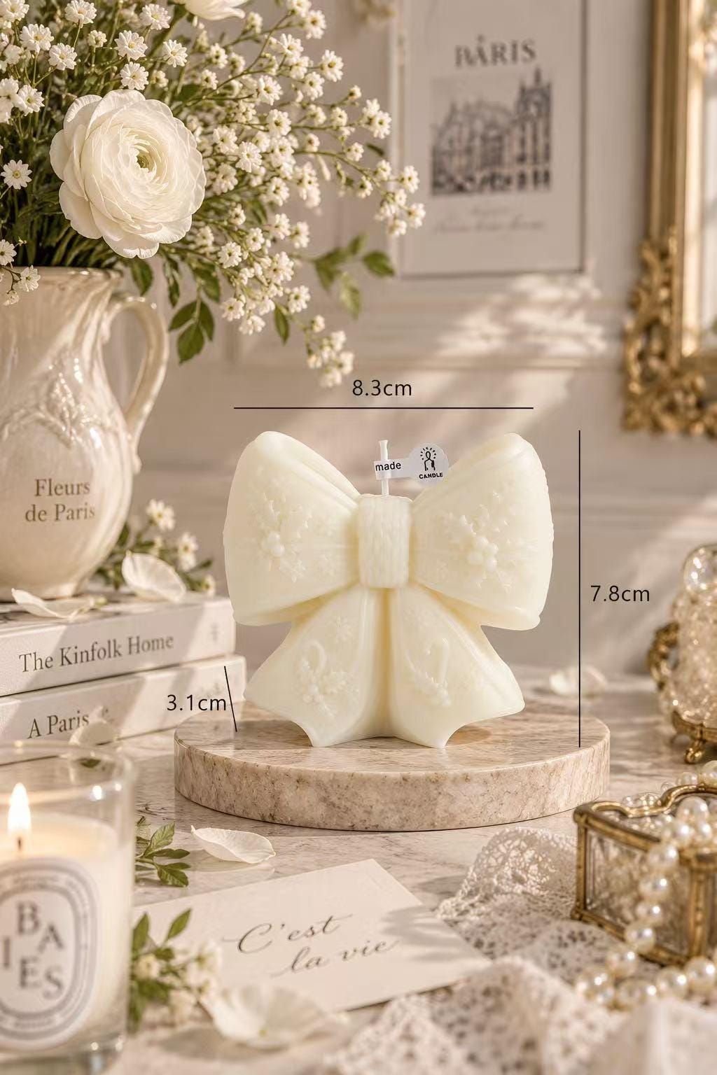 Detail view of the christmas bow candle.